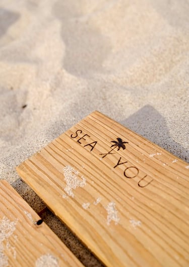 Ein Holzweg am Strand