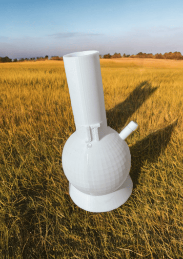 bong bianco in un prato di campagna