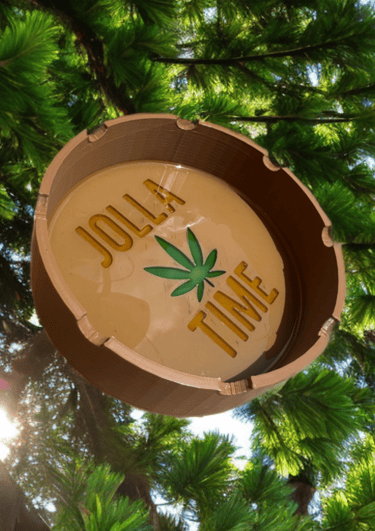 posa cenere marrone con scritta jolla time e una foglia di cannabis sul fondo
