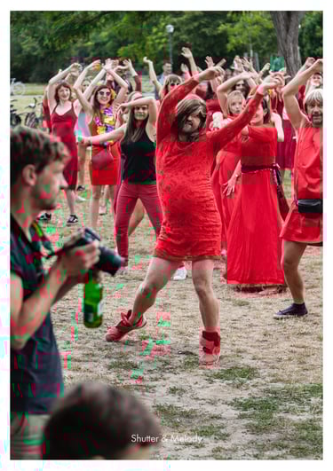 Eine Menschenmenge in roter Kleidung tanzt zu einem Lied von Kate Bush.