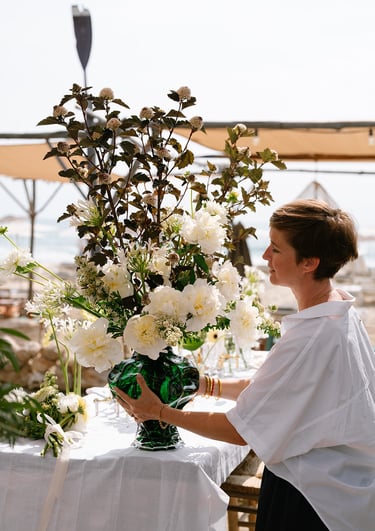 Grande composition d'un bouquet de fleurs sur une table pour événements par Caroline, Bloom atelier floral à Perpignan
