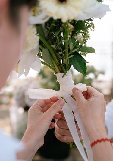 Noeuds en tissus sur un bouquet de fleurs fraiches