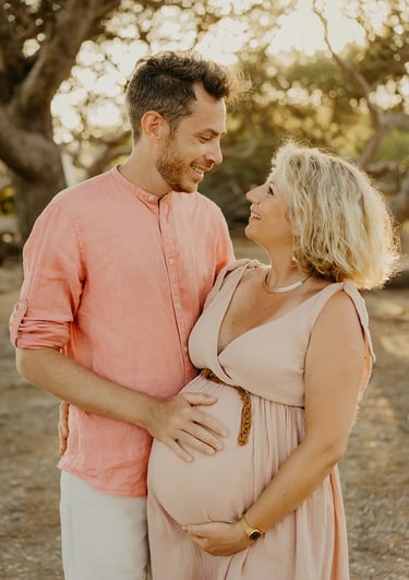 Couple qui se regarde tendrement au coucher du soleil – séance photo grossesse en extérieur Gard