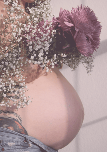 Mujer embarazada con un ramo de flores