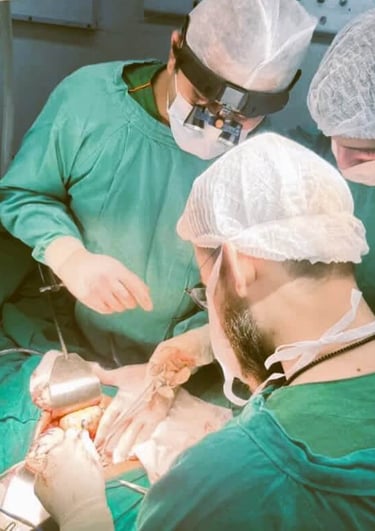 Time de cirurgiões operando um câncer de pâncreas