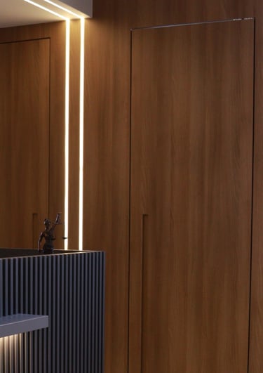 Detalhe da recepção do escritório, em madeira