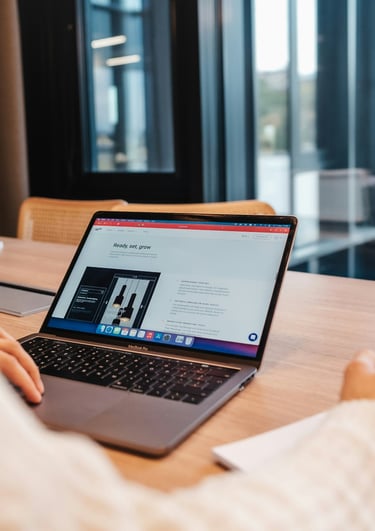 Ordinateur avec un site internet d'entreprise