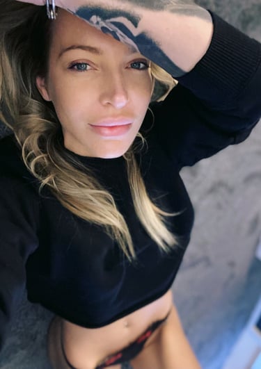 Mia Engel Erotikmodel - authentisches Selfie mit natürlicher Schönheit, Tattoos und sexy Pose