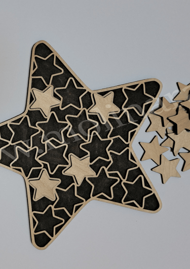 un livre d'or en bois en forme d'étoile comme un puzzle avec des étoiles