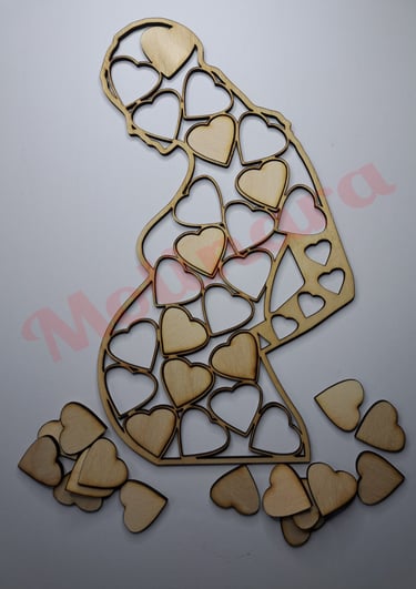 un livre d'or en bois en forme de femme enceinte comme un puzzle avec des cœurs