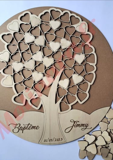 un livre d'or en bois en forme d'arbre comme un puzzle avec des cœurs