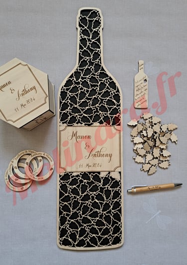 un livre d'or en bois en forme de bouteille de vin comme un puzzle avec des grappes de raisin