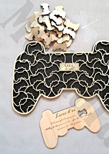 un livre d'or en bois en forme de manette de console de jeux vidéo comme un puzzle