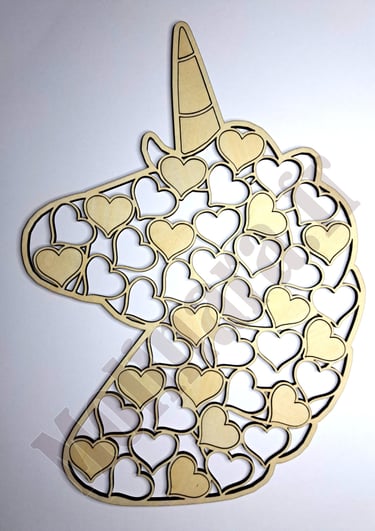 un livre d'or en bois en forme de tête de licorne comme un puzzle avec des cœurs