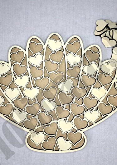 un livre d'or en bois en forme de coquillage comme un puzzle avec des cœurs