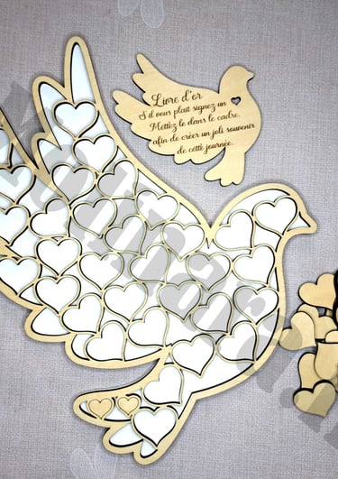 un livre d'or en bois en forme de colombe comme un puzzle avec des cœurs