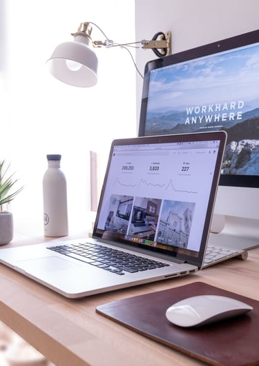 Escritorio moderno con computadora