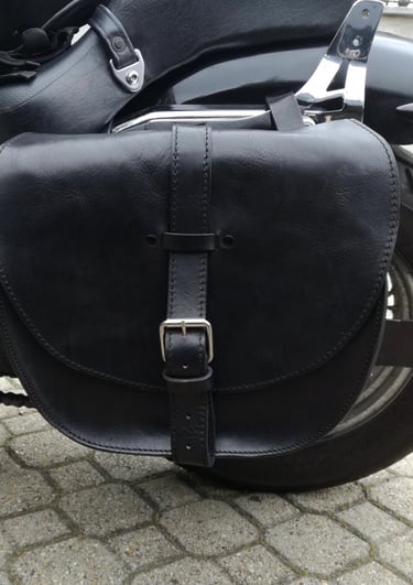 Borsa per moto in cuoio nero di MaxCuoio montata sul lato ruota di una moto