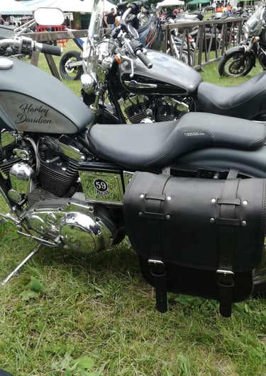 Borsa per moto in cuoio nero MaxCuoio agganciata sul lato ruota di una moto