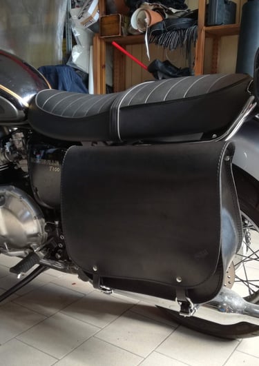 Borsa per moto in cuoio nero per modello Triumph, creata a mano da MaxCuoio