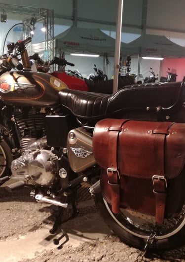 Borsa in cuoio marrone montata su moto Royal Enfil, creata da MaxCuoio
