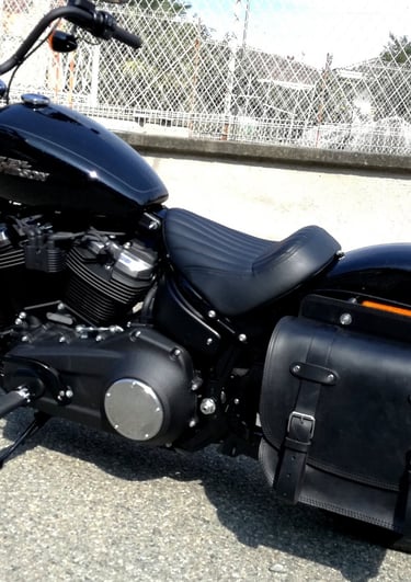Borsa per moto in cuoio nero MaxCuoio agganciata al lato di una moto