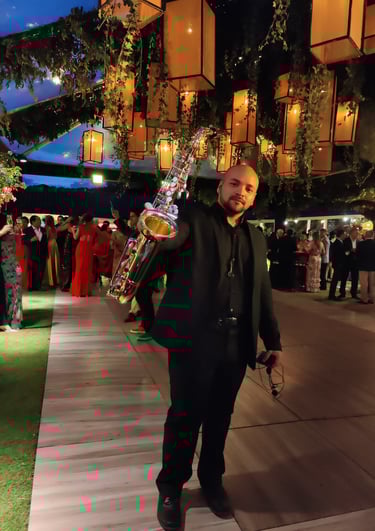 saxofonista tocando en vivo en una boda elegante en boquete chiriqui