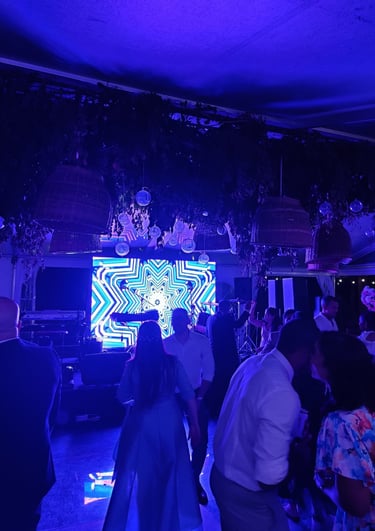 escenario para Dj en una discoteca en the rock restaurante en chiriqui
