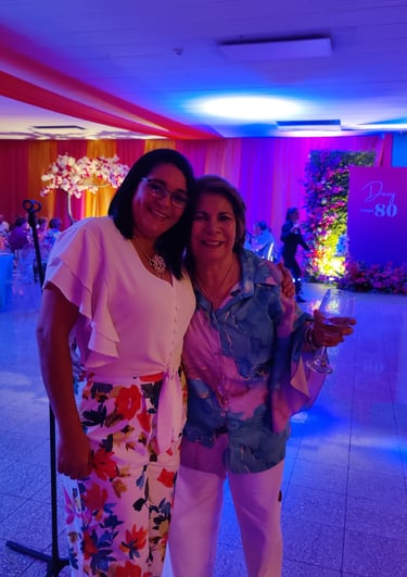 cantante felicitando a la cumpleañera en fiesta