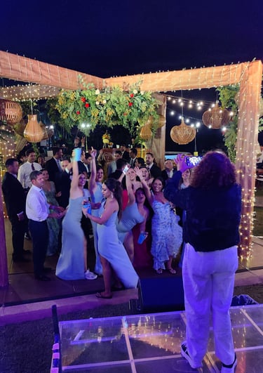 personas disfrutando de una boda en boquete