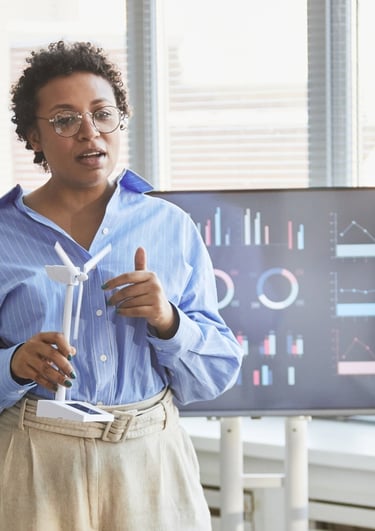 Especialista realizando medición de calidad de energía en un panel eléctrico.