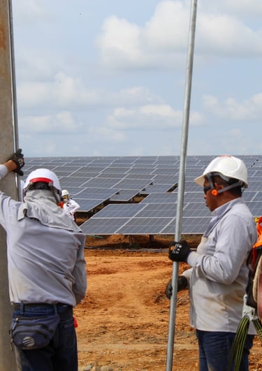 Técnico instalando cableado estructurado en un edificio corporativo.