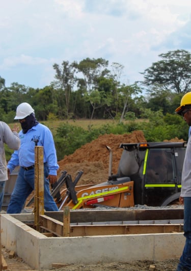 Construcción de una estructura en concreto reforzado en fase inicial.