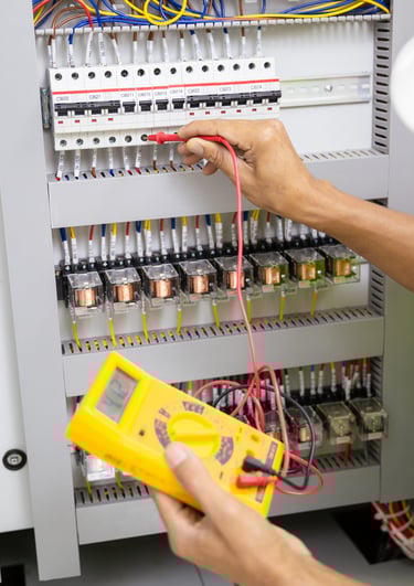 Técnico analizando datos eléctricos en un software especializado.