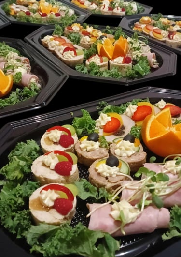 Zimny bufet z garmażerką – elegancko podane przekąski w galarecie, jajka faszerowane, roladki mięsne i sałatki na półmiskach,