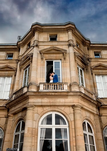 florent photographe wedding lille saint omer arras a couple kissing in front of a large building