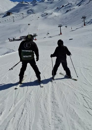 Monitor de ski en Sierra Nevada, con su alumno dando una clase de esquí privada
