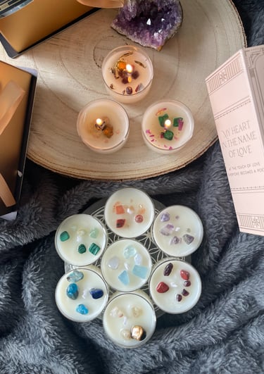 Des bougies avec des pierres naturelles énergétiques, fait de manière artisanale