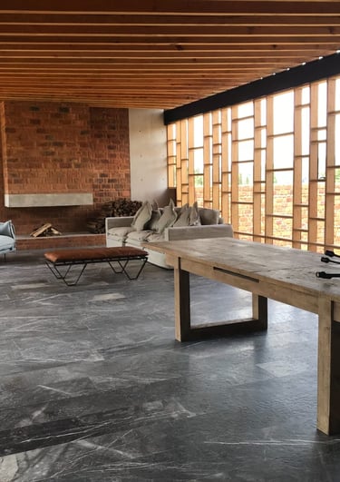 Mármol Santo Tomás instalado en una casa estilo industrial