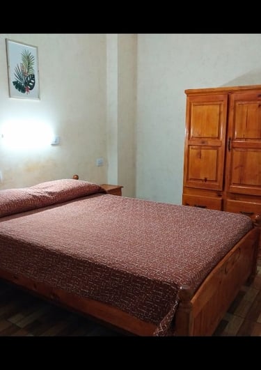Una habitación con una cama y una cómoda.