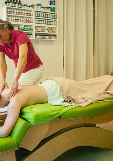 Silke Gesing massiert eine Frau