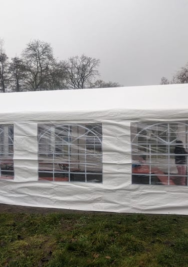 4x8 m Zelt mit Bierzeltgarnitur seitlicher Anblick