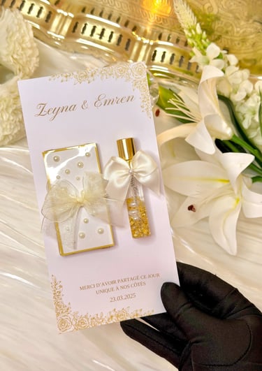 parfum personnalisé d'eau de Cologne et chocolat posés sur un support