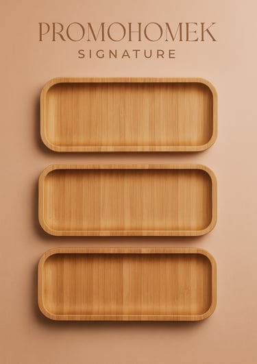 Três bandejas retangulares de bambu empilhadas em fundo bege suave, com acabamento natural e design 