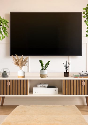 Rack retrô bege com portas ripadas em madeira, nicho central e pés palito, em sala de estar moderna 