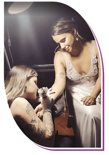 Momento especial: la novia se tatúa durante la fiesta como recuerdo único del evento