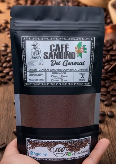 Una bolsa de café molido Café Sandino Del General de Chiapas, México, exhibida sobre granos de café