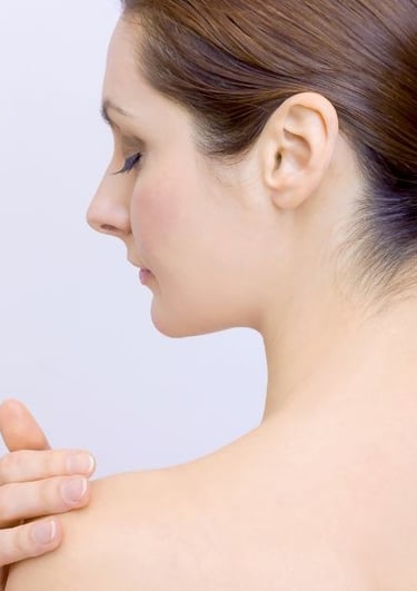 Mujer aplicando crema corporal sobre su cuerpo