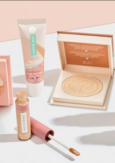 Productos Yves Rocher de maquillaje organizados sobre tocador