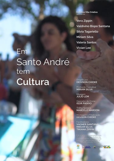 Capa de um filme com créditos. Vemos pessoas aplaudindo em desfoque